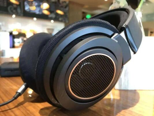 品牌飞利浦耳机，新买的一个月100块钱.